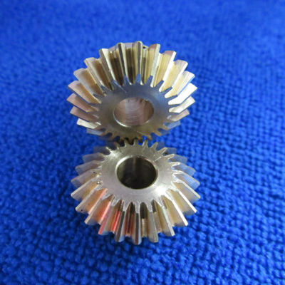 Hoogprecisie microbewerking onderdelen Kleine diameter Duurzaam CNC Messing Bevel Gear Met Kromme Tand
